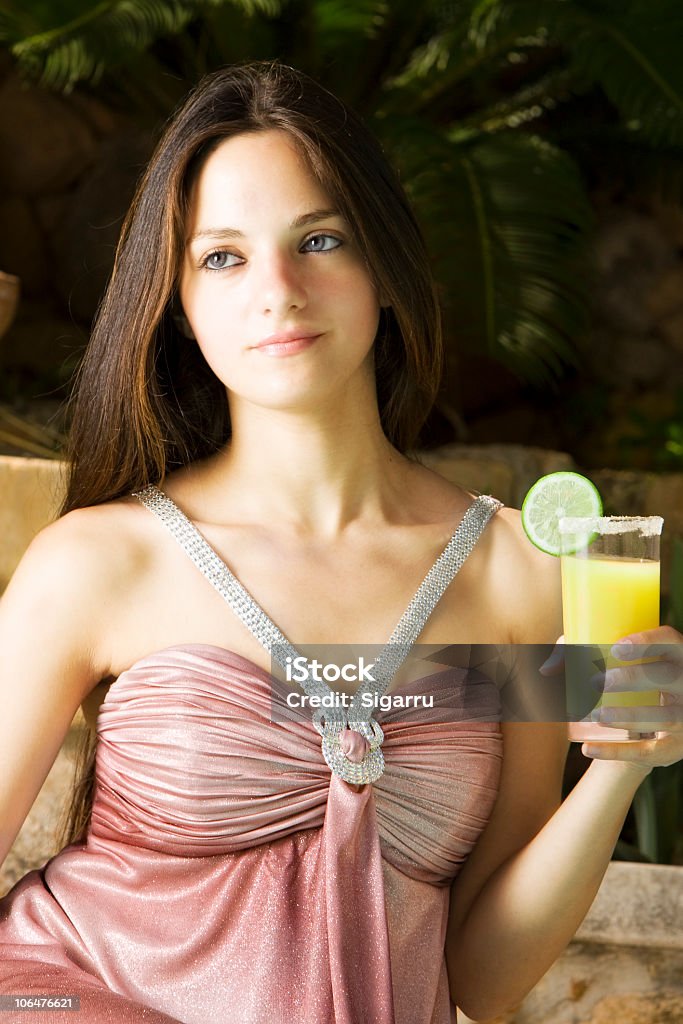 Bella ragazza con cocktail - Foto stock royalty-free di Eleganza