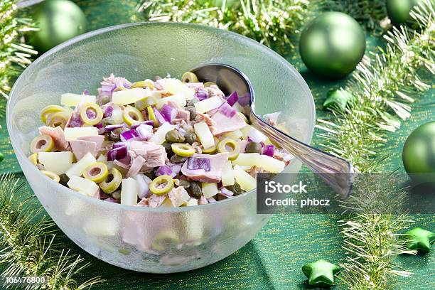 Salada De Batata - Fotografias de stock e mais imagens de Alimentação Saudável - Alimentação Saudável, Azeitona, Batatas Preparadas