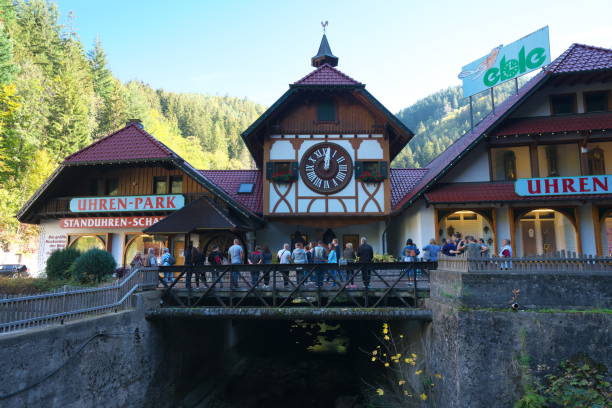 le plus grand horloge de coucou dans le monde à triberg, allemagne - triberg photos et images de collection