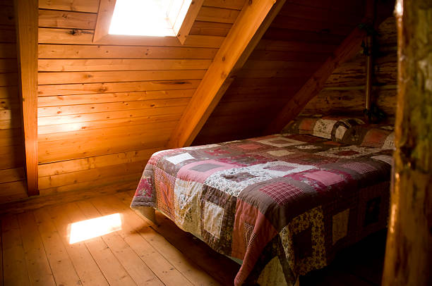 einrichtung der kabine - rustic bedroom cabin indoors stock-fotos und bilder