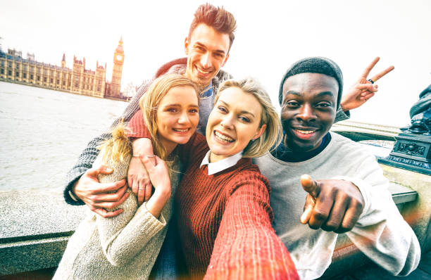 felice gruppo di amici multirazziali che si fa selfie a londra durante il viaggio europeo - giovani dipendenti dalla condivisione di storie sulla comunità dei social network - concetto di stile di vita millennials su un vivido filtro a contrasto - england uk london england travel foto e immagini stock