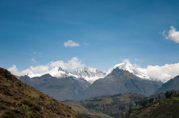 widok na pasmo górskie andów w regionie ancash w peru - mountain peru cordillera blanca mountain range zdjęcia i obrazy z banku zdjęć