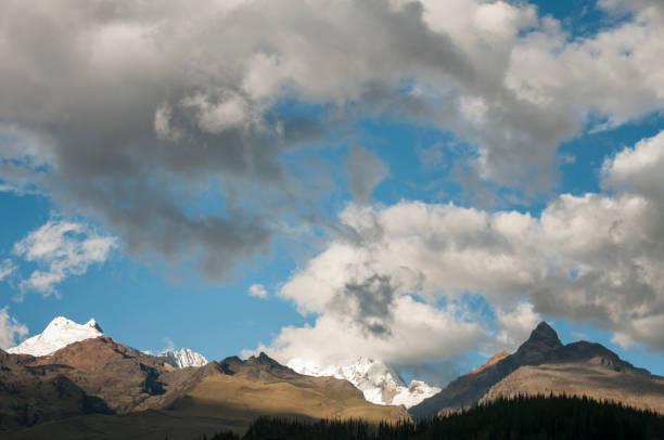 widok na pasmo górskie andów w regionie ancash w peru - mountain peru cordillera blanca mountain range zdjęcia i obrazy z banku zdjęć