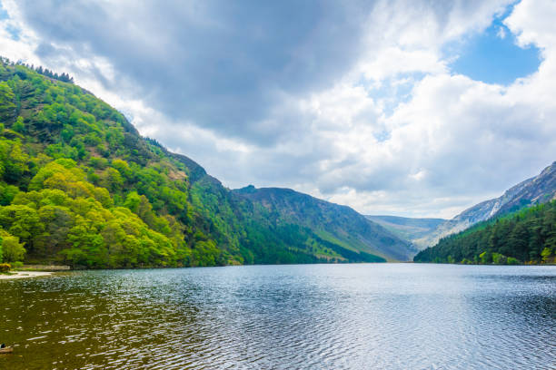 vue aérienne du lac supérieur à glendalough, irlande - standing water grass area meadow lawn photos et images de collection