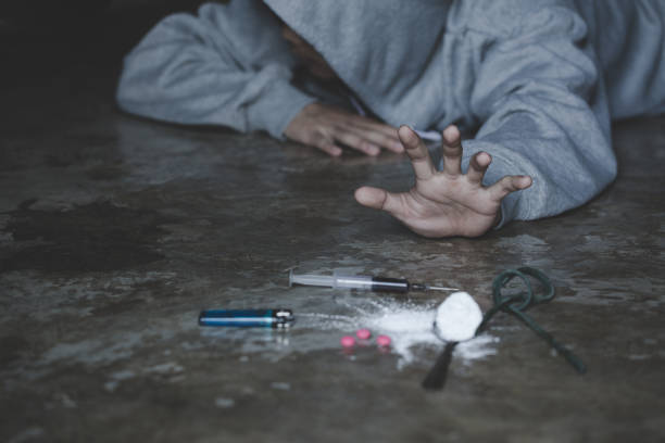 человеческие руки на темном фоне, остановить наркомании концепции, не вмешиваться в наркотики, международный день борьбы со злоупотреблен� - narcotic teenager cocaine drug abuse стоковые фото и изображения
