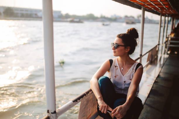 femme jeune touriste à cheval sur le ferry de bangkok - ferry photos et images de collection