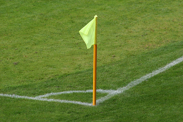 eckfahne auf dem fussballplatz - bolzplatz fotografías e imágenes de stock