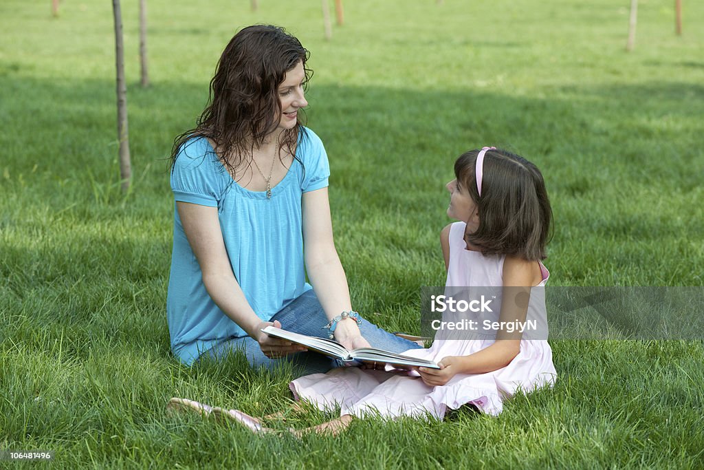 Studieren mit Mutter im Freien - Lizenzfrei Alleinerzieherin Stock-Foto