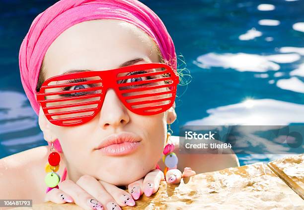 Schöne Frau Mit Roten Sonnenbrille Im Pool Stockfoto und mehr Bilder von Attraktive Frau - Attraktive Frau, Blau, Erwachsene Person