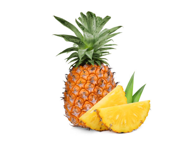 Photo libre de droit de Épluché Ananas Avec Des Feuilles Vert Isolé Sur  Blanc banque d'images et plus d'images libres de droit de Épluché - iStock