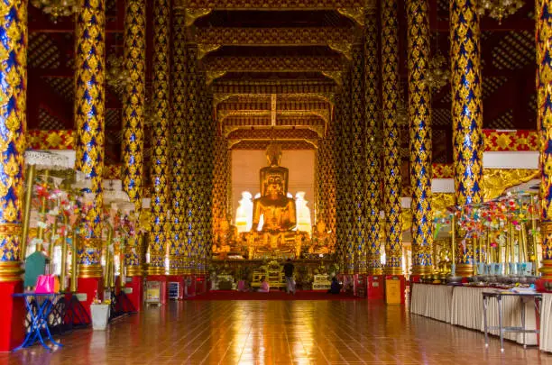 Wat Suan Dok was founded by King Kue Na of Lanna for the monk Sumana Thera in the year 1370 CE. The temple was built in the centre of Wiang Suan Dok (Thai: เวียงสวนดอก)