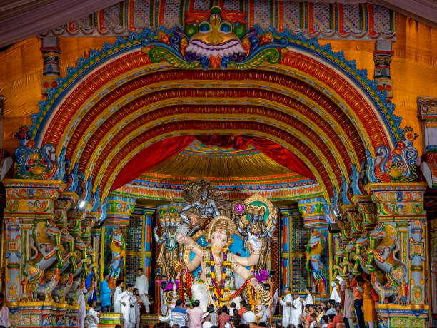 ganapati visarjan, inmersión en mumbai - editorial indian culture traditional culture horizontal fotografías e imágenes de stock