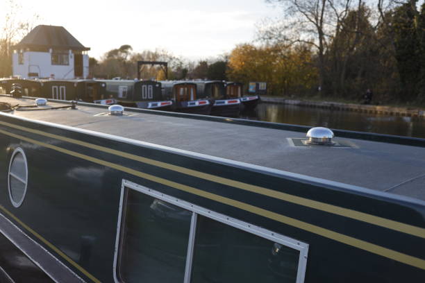 stretta barca casa barca chiatta ormeggiata sul canale stratford - warwickshire narrow nautical vessel barge foto e immagini stock