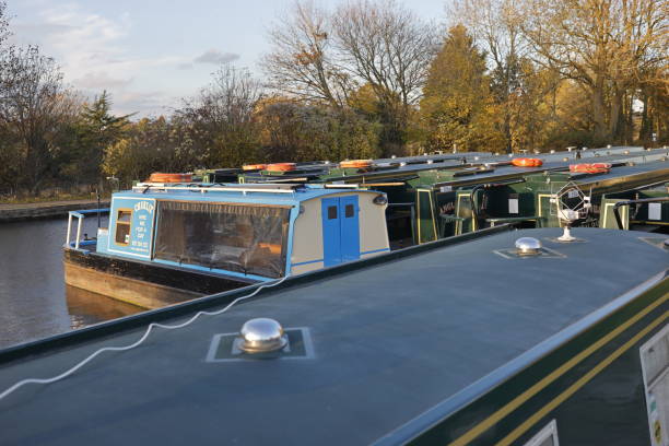 stretta barca casa barca chiatta ormeggiata sul canale stratford - warwickshire narrow nautical vessel barge foto e immagini stock