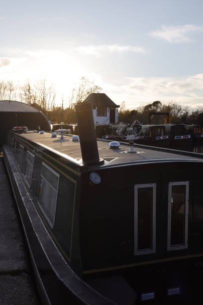 stretta barca casa barca chiatta ormeggiata sul canale stratford - warwickshire narrow nautical vessel barge foto e immagini stock