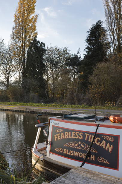 stretta barca casa barca chiatta ormeggiata sul canale stratford - warwickshire narrow nautical vessel barge foto e immagini stock