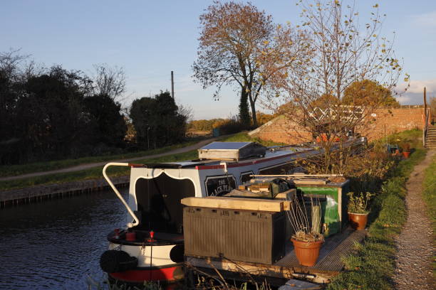 stretta barca casa barca chiatta ormeggiata sul canale stratford - warwickshire narrow nautical vessel barge foto e immagini stock