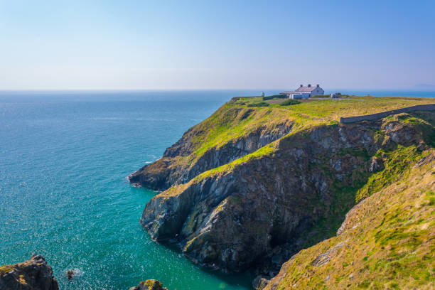 esfarrapada litoral da península de howth, perto de dublin, irlanda - rock lighthouse nautical vessel nature - fotografias e filmes do acervo