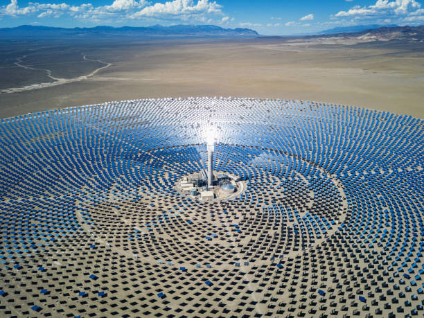 futuristica centrale solare termica - nevada usa desert arid climate foto e immagini stock