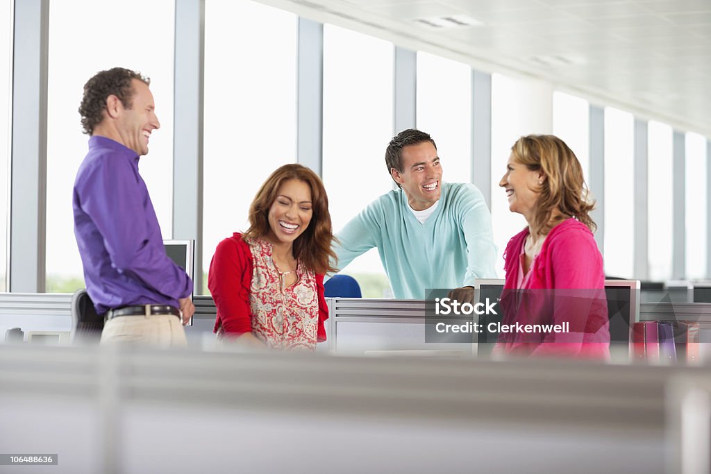 Feliz negócios colegas tendo uma conversa casual no trabalho - Royalty-free 30-34 Anos Foto de stock