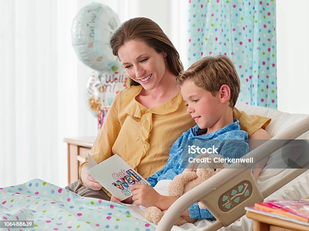 Sorridente Mãe Com Filho Na Cama 1011 - Fotografias de stock e mais imagens de Hospital - Hospital, Ler, Paciente
