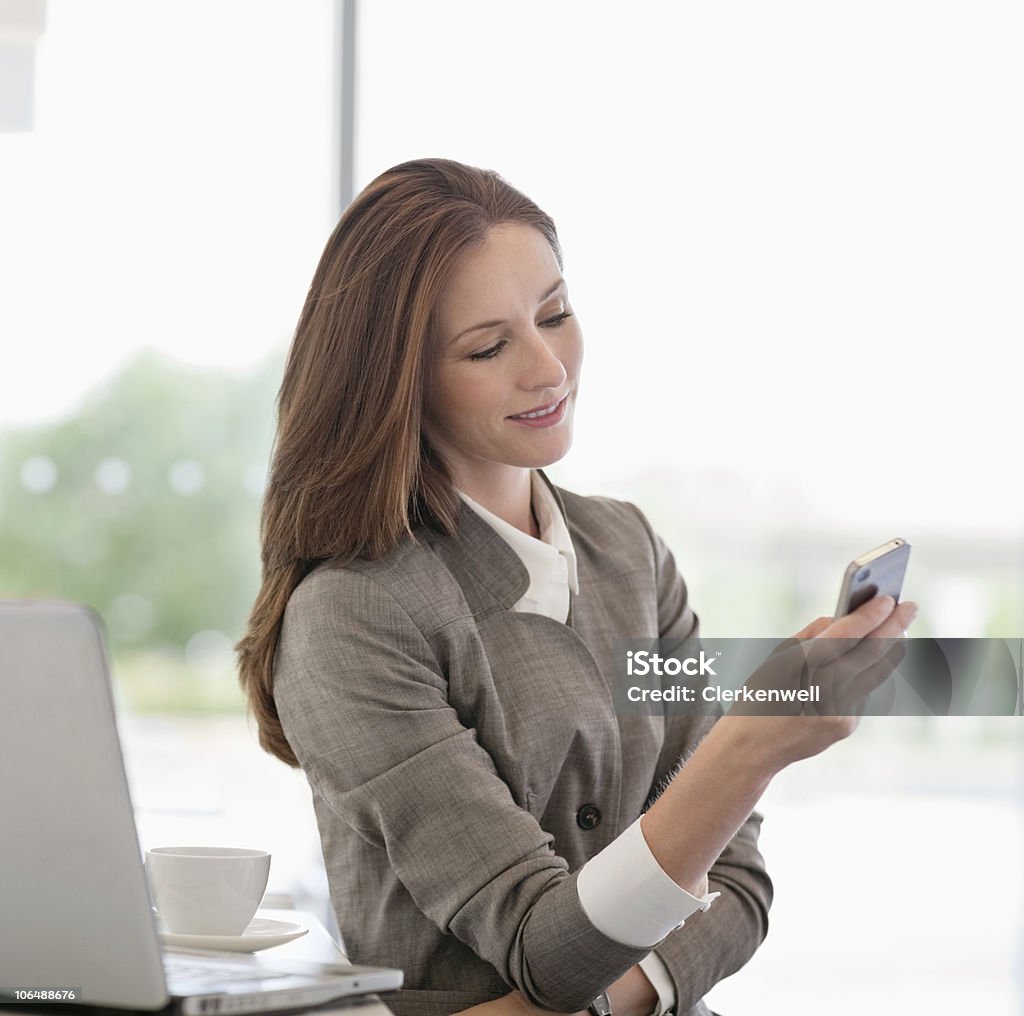businesswomen feliz lendo mensagem de texto no escritório, cafeteria - Foto de stock de 35-39 Anos royalty-free
