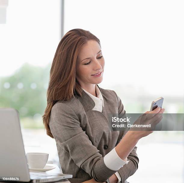 Foto de Businesswomen Feliz Lendo Mensagem De Texto No Escritório Cafeteria e mais fotos de stock de 35-39 Anos