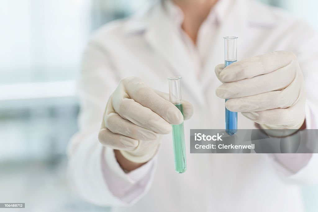 Médico com tubos de ensaio em laboratório, seção mediana - Foto de stock de 50-54 anos royalty-free