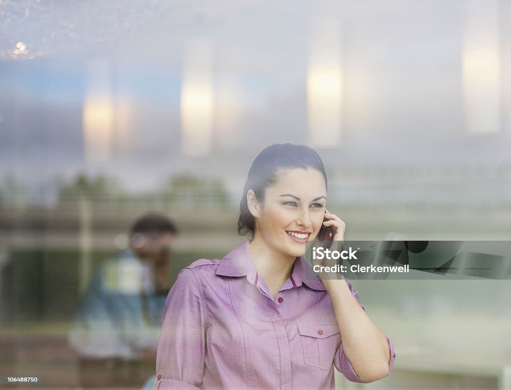 Mulher de Negócios fala no telefone móvel com o seu colega de trabalho - Royalty-free 25-29 Anos Foto de stock