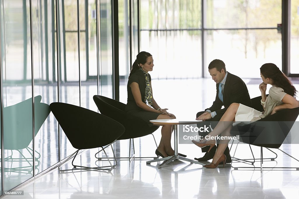 Trois hommes d'affaires ayant une réunion d'affaires au bureau de la cafétéria - Photo de Atrium - Élément architectural libre de droits