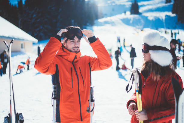 겨울 휴가 스키에 대 한 준비 커플 - romance skiing ski resort couple 뉴스 사진 이미지