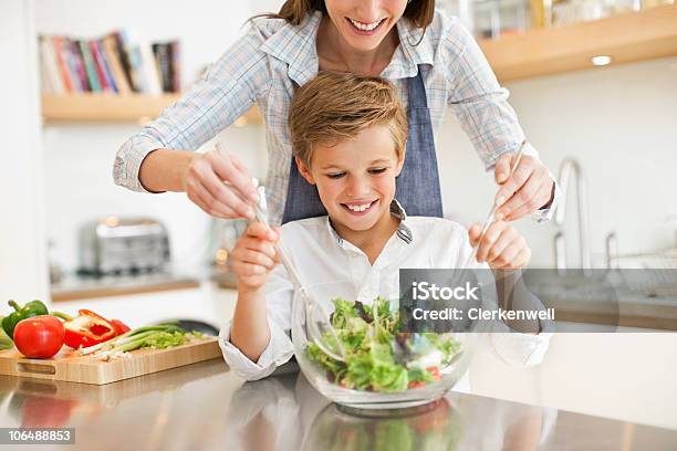 Madre E Figlio Miscelazione Insalata Di Verdure In Cucina - Fotografie stock e altre immagini di 10-11 anni