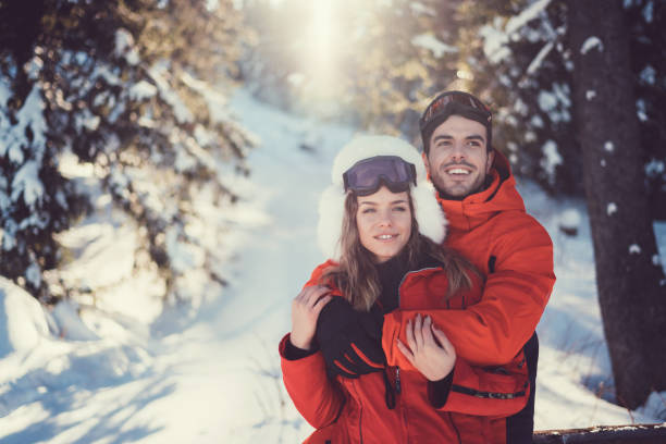 커플 즐기는 겨울 휴가 함께 - romance skiing ski resort couple 뉴스 사진 이미지