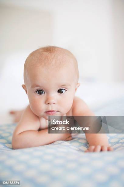 Closeup Schuss Von Einem Baby Jungen Liegen Im Bett Stockfoto und mehr Bilder von 6-11 Monate