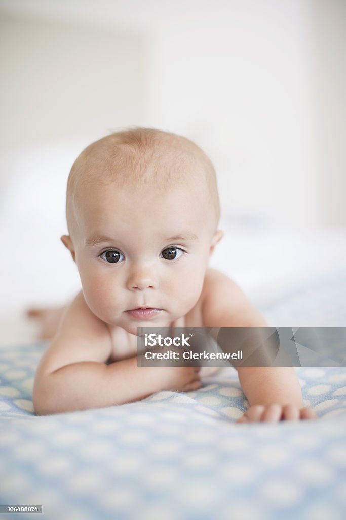 Close-up shot di un bambino (6-11months) sdraiata a letto - Foto stock royalty-free di 6-11 Mesi