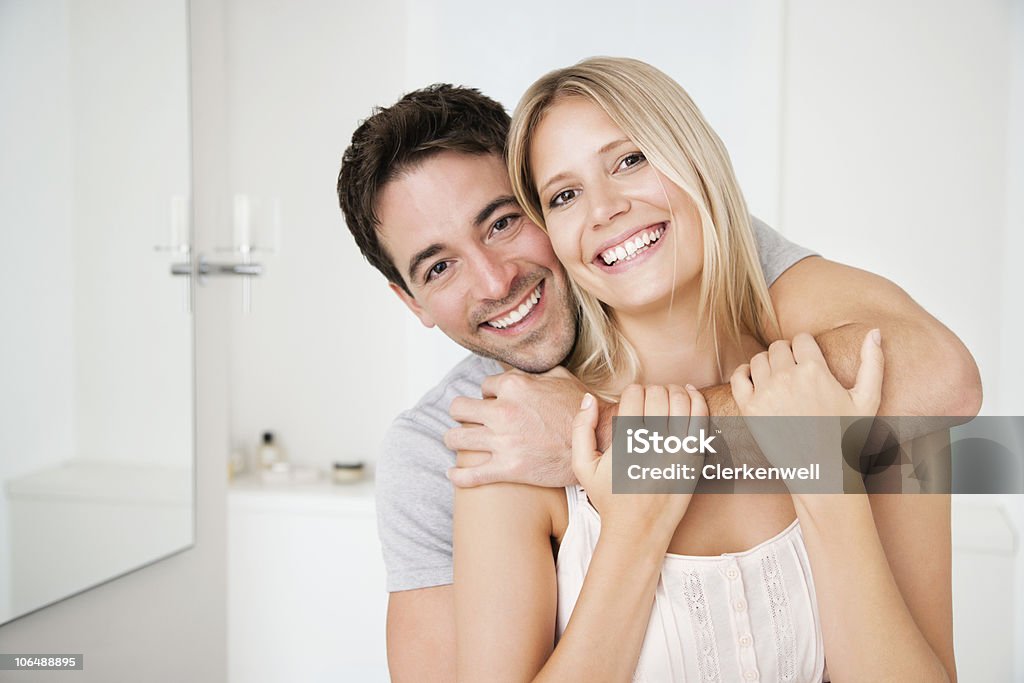 Portret szczęśliwa para, obejmując w łazience - Zbiór zdjęć royalty-free (Para - Stosunki międzyludzkie)
