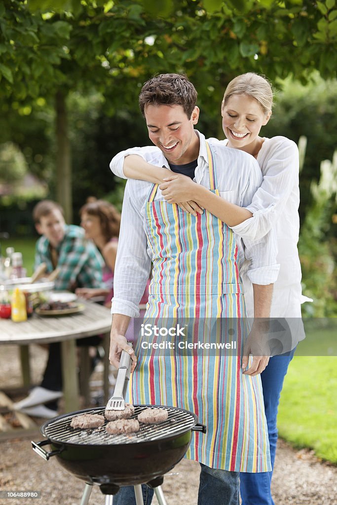 Lächelnd paar Vorbereitung Küche über barbecue im Garten mit über - Lizenzfrei Gartengrill Stock-Foto