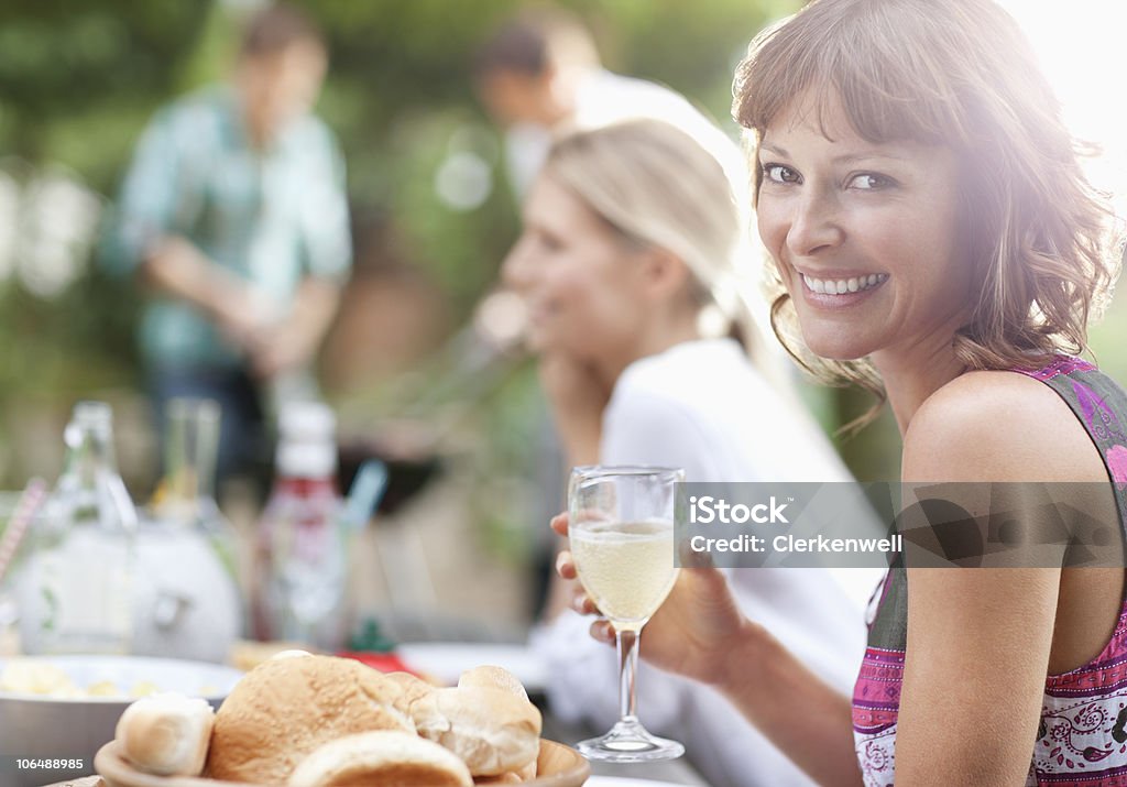 Porträt einer lächelnden Frau mit Menschen im Hintergrund - Lizenzfrei Blick in die Kamera Stock-Foto