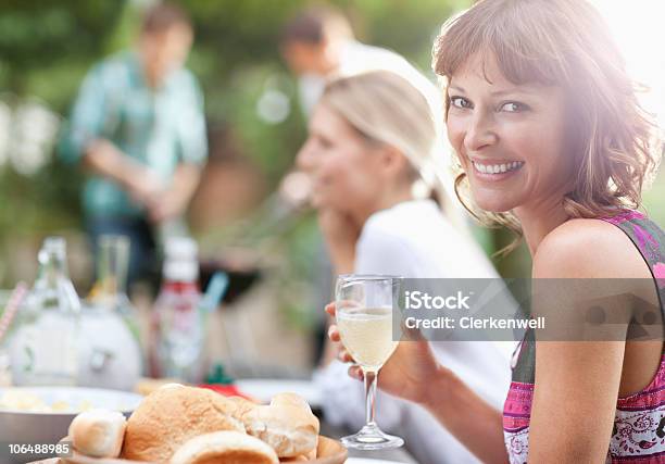 Porträt Einer Lächelnden Frau Mit Menschen Im Hintergrund Stockfoto und mehr Bilder von Blick in die Kamera