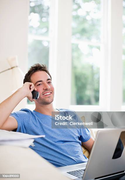 Sonriente Hombre De Mediana Edad Hablando Por Teléfono Móvil Mientras Foto de stock y más banco de imágenes de 30-34 años