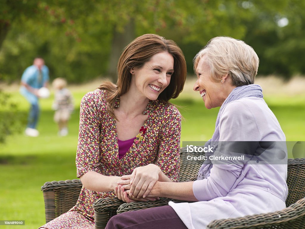 Madura mulher sentada no parque com mulher de idade mediana - Royalty-free 30-34 Anos Foto de stock