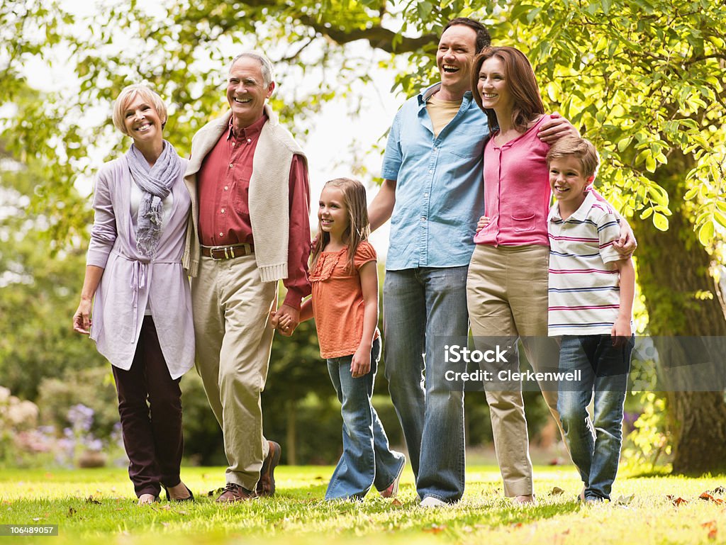 Geração de três família caminhar juntos no parque - Royalty-free Andar Foto de stock