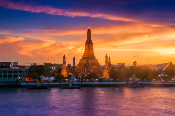 istock Wat Arun Chao Phraya River Sunset The sky is beautiful 1064893346