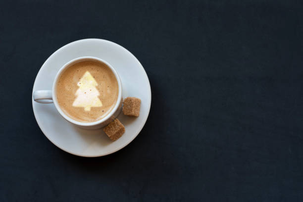 kopp kaffe med mjölk, rörsocker och julgran på mörk bakgrund. ovanifrån, kopia utrymme - julfika bildbanksfoton och bilder