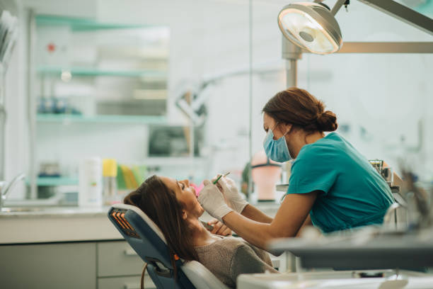 젊은 여자는 그녀의 이빨을 치과 의사의 사무실에 약속 하는 동안 검사. - female dentist 뉴스 사진 이미지