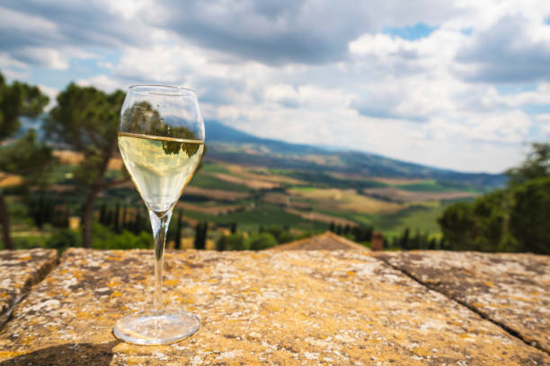 reflexo de paisagem tuscany no copo de vinho branco em pienza, itália na europa - reflection glass surrounding wall urban scene - fotografias e filmes do acervo