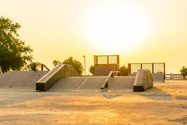 サンセットの時間に様々 な傾斜路と屋外のスケート公園 - skateboard park ramp park skateboard ストックフォトと画像