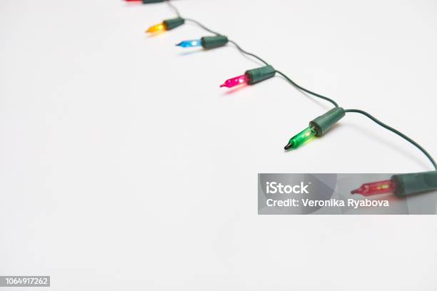 Weihnachtsbeleuchtung Stockfoto und mehr Bilder von Lichterkette - Dekoration - Lichterkette - Dekoration, Weißer Hintergrund, Freisteller – Neutraler Hintergrund