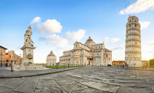 pisa, italien. panoramablick auf der piazza del duomo - pisa stock-fotos und bilder