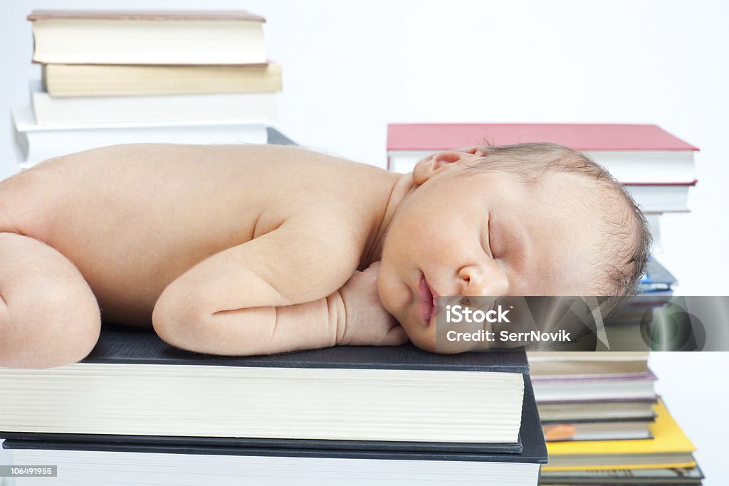 Gros plan de bébé de sommeil sur les livres - Photo de Bébé libre de droits